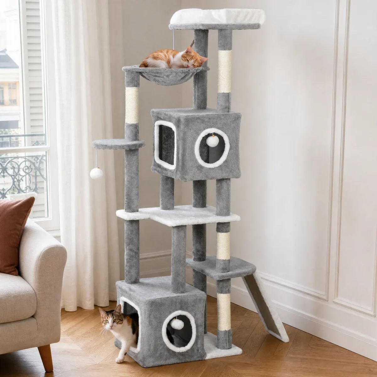 Arbre à chat Tilleul gris avec deux niches et un hamac, deux chats installés — mise en situation