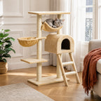 Chat installé sur l'arbre à chat Érable dans un salon — mise en situation