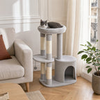 L'arbre à chat Saule à côté d'un canapé, pour juger sa taille réelle — mise en situation