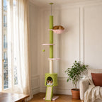 Deux chats installés sur l'arbre à chat sol-plafond Fleur dans un salon — mise en situation