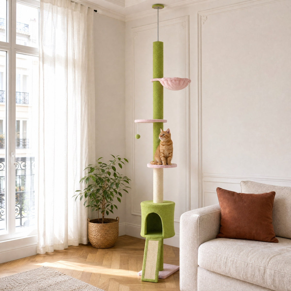 L'arbre à chat sol-plafond Fleur tenu entre le sol et le plafond par sa tige de tension, sans percer le plafond — mise en situation