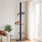 Deux chats installés sur l'arbre à chat sol-plafond Nimbus dans un salon — mise en situation