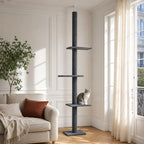 L'arbre à chat sol-plafond Nimbus tenu entre le sol et le plafond par sa tige de tension, sans percer le plafond — mise en situation