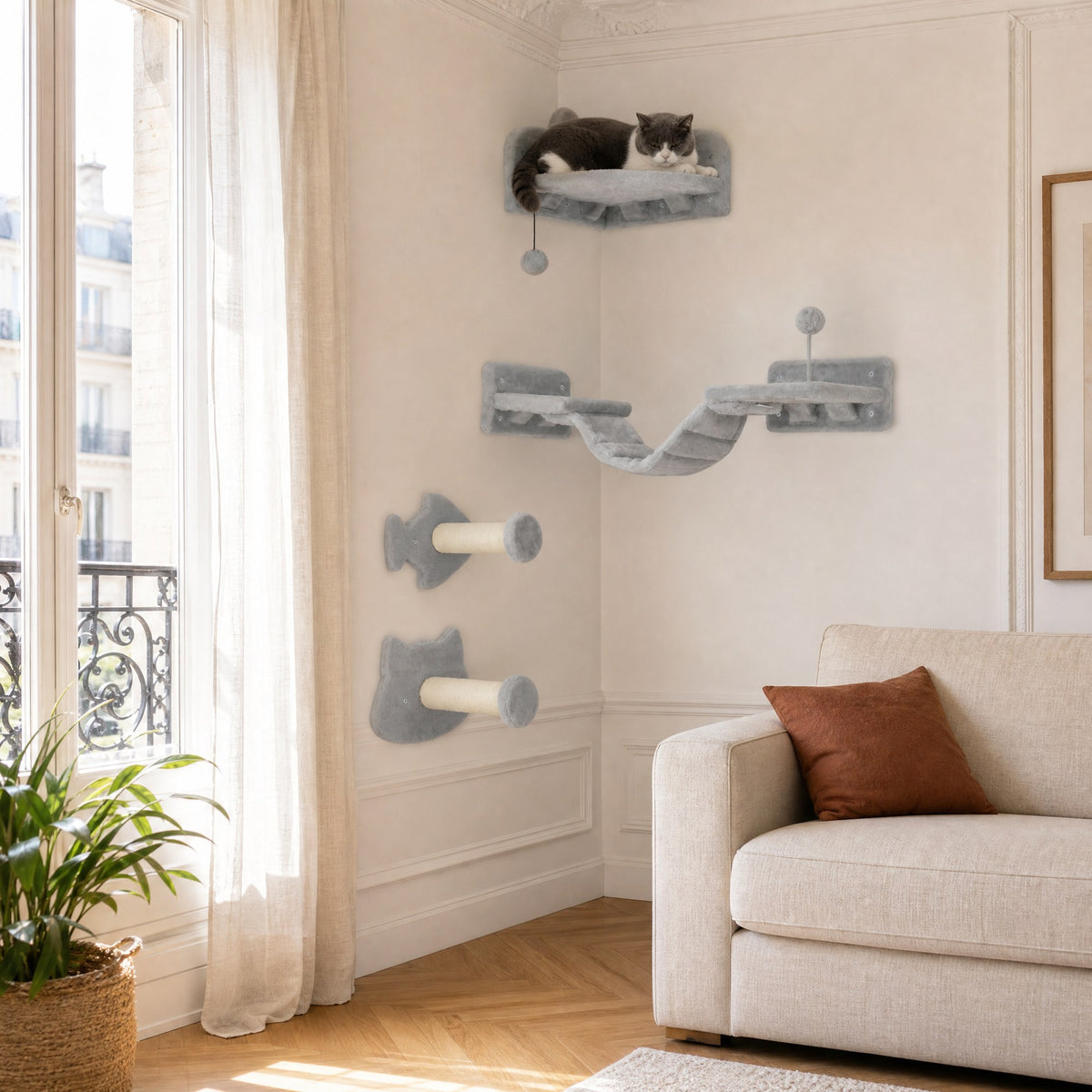L'ensemble mural Liane fixé au mur au-dessus d'un canapé, sol libre — mise en situation
