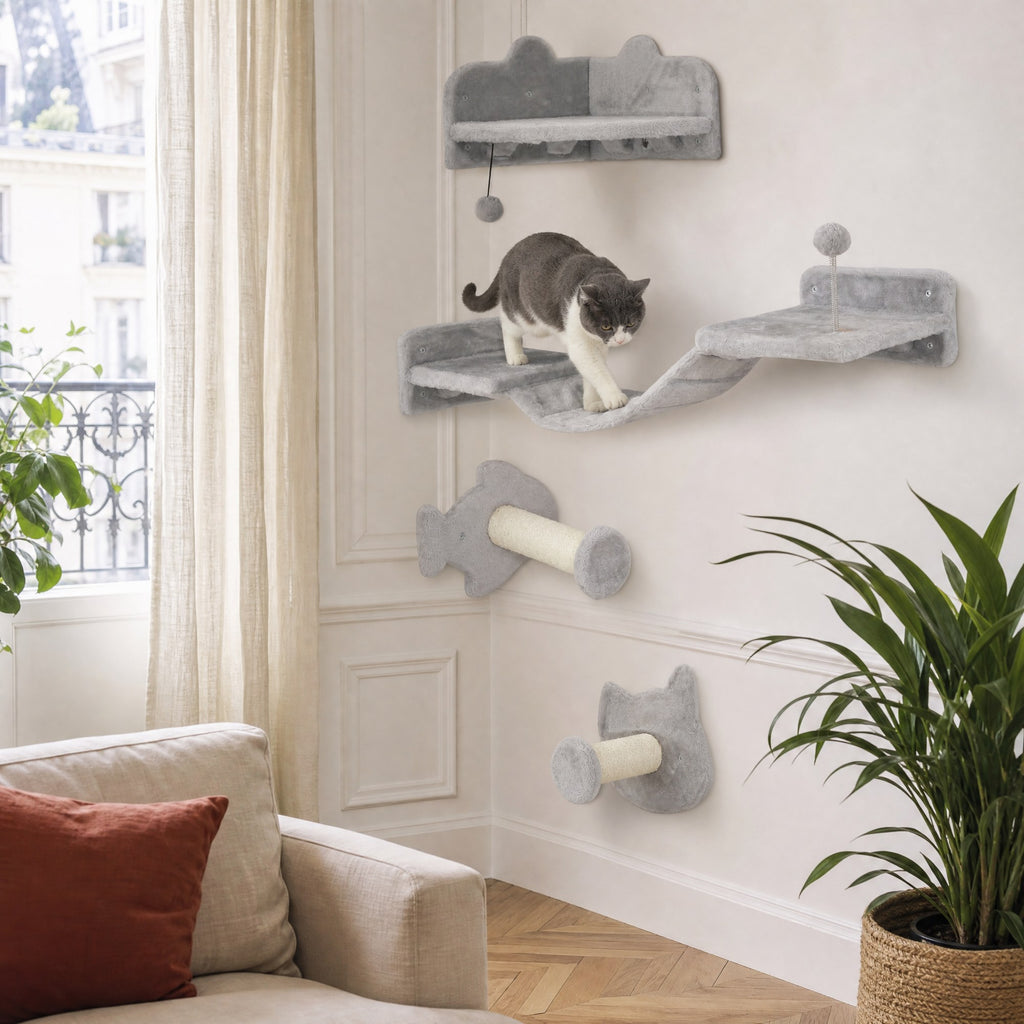 Chat en action sur l'ensemble mural Liane — mise en situation