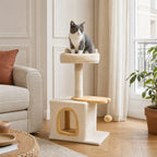 Le petit arbre à chat Mimosa à côté d'un canapé, pour juger sa taille réelle — mise en situation